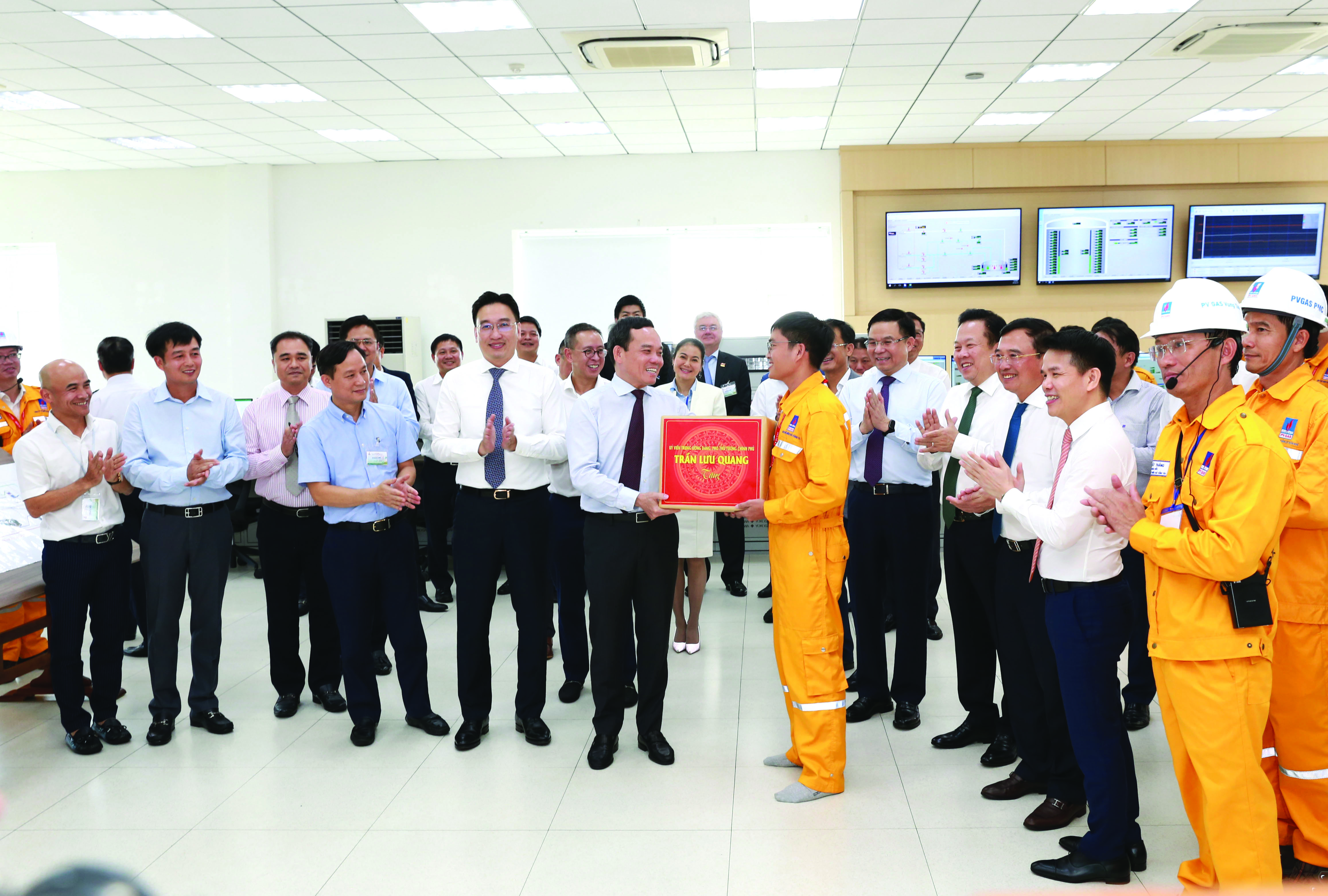Phó Thủ tướng Chính phủ Trần Lưu Quang thăm hỏi và chúc mừng tập thể người lao động PV GAS, ngày 29/10/2023.